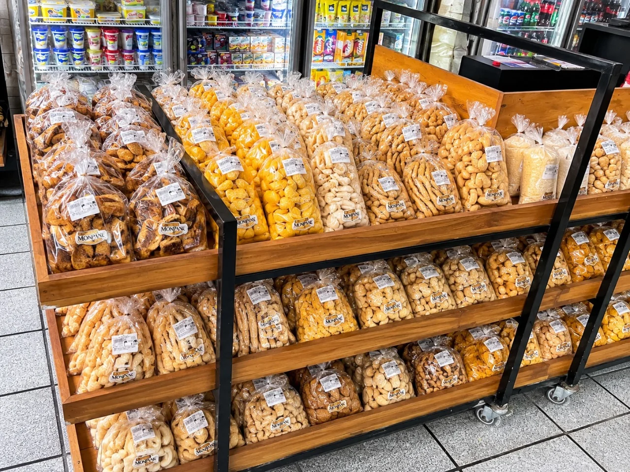 Pacotes de biscoitos e quitutes artesanais nas prateleiras