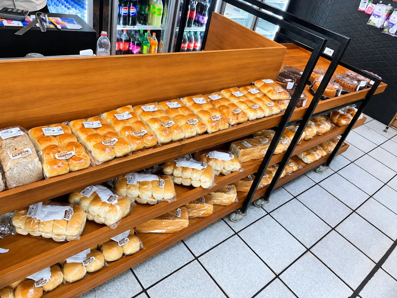 Pães embalados nas prateleiras de madeira da Monpane